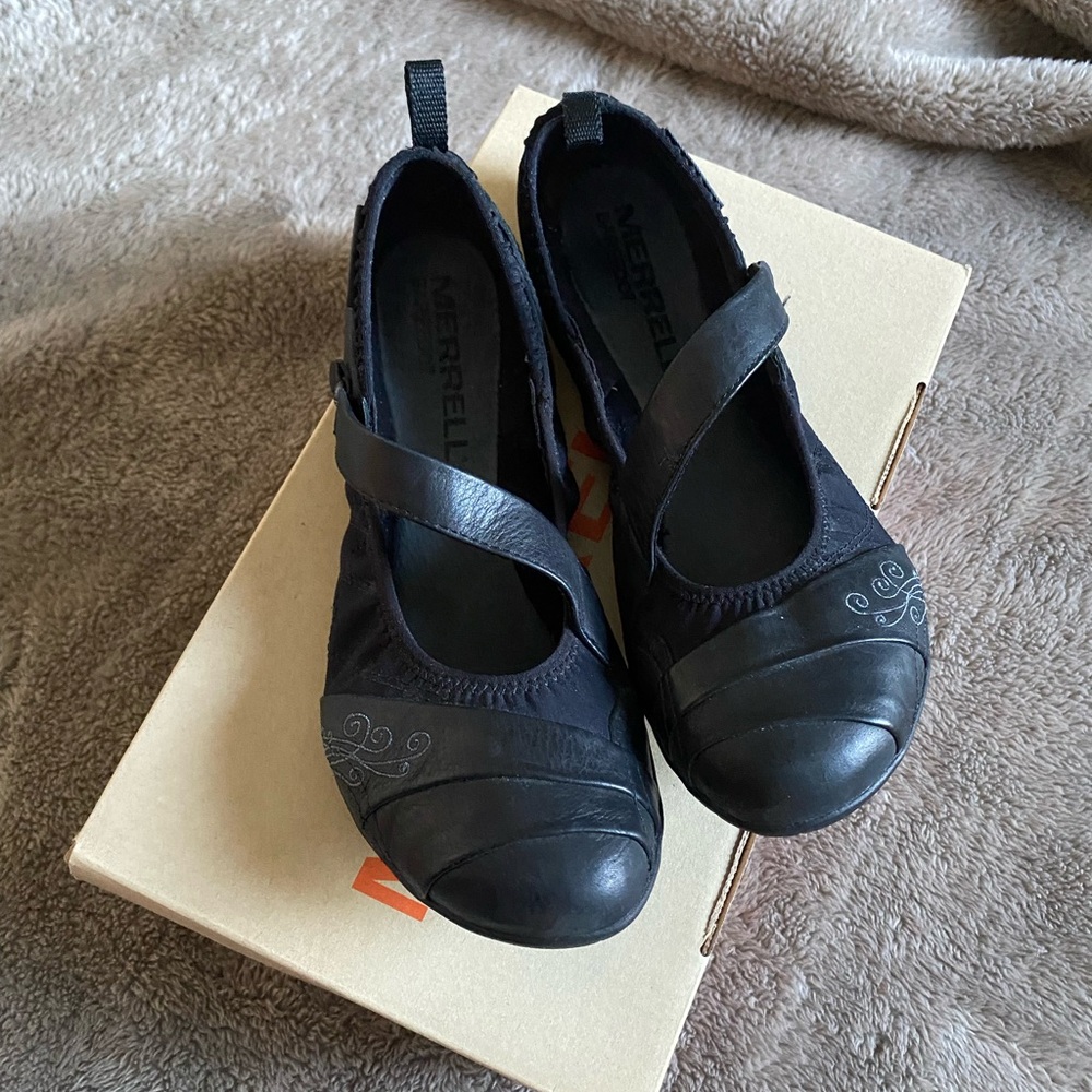 Merrell Women's Wonder Glove Mary Jane Flats.  Black Leather & stretch
